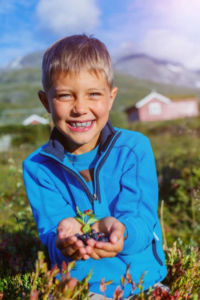 Yaban mersini yeme genç çocuk — Stok fotoğraf