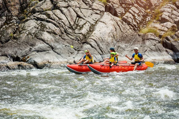 Glückliche vierköpfige Familie auf dem Katamaran — Stockfoto