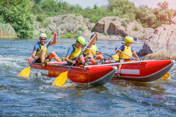 Felice famiglia di quattro persone sul catamarano — Foto Stock