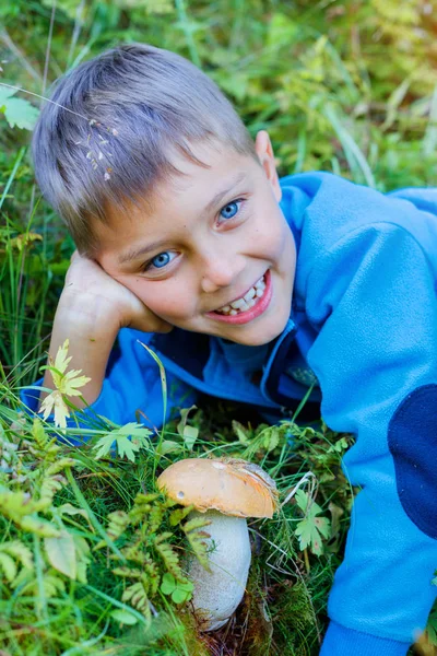 Çocuk ormanda bulunan yabani mantar ile