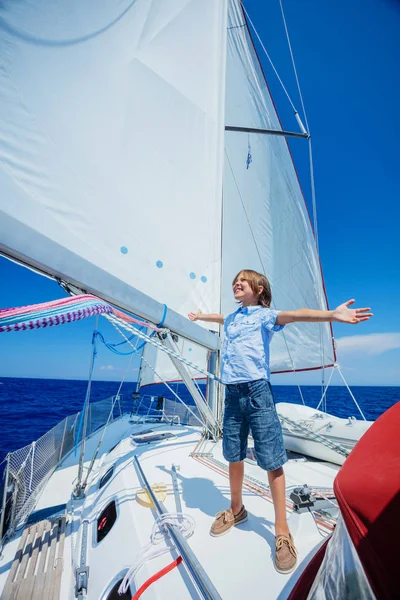 Küçük çocuk yaz gezisinde yelkenli yatında. Seyahat macerası, çocuğuyla yat gezisi..