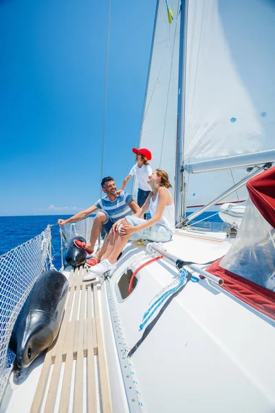 Padre con bambini adorabili che riposano sullo yacht — Foto Stock