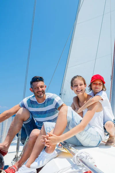 Otec s roztomilé děti na jachtě — Stock fotografie