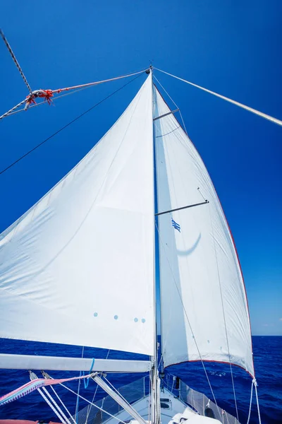 Zeilen van een zeilboot. — Stockfoto