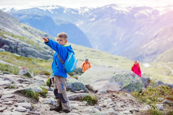 Lindo chico con equipo de senderismo en las montañas — Foto de Stock