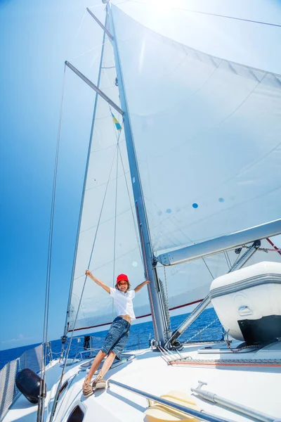 Ragazzino a bordo di yacht a vela in crociera estiva. Avventura di viaggio, yachting con bambino in vacanza in famiglia. — Foto Stock