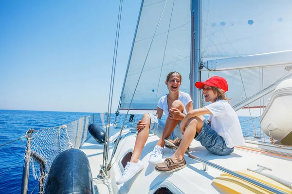 Fratello e sorella a bordo di yacht a vela in crociera estiva. Avventura di viaggio, yachting con bambino in vacanza in famiglia . — Foto Stock