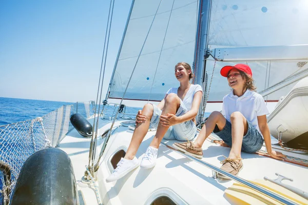 Hermano y hermana a bordo de yate de vela en crucero de verano. Aventura de viaje, yates con niños en vacaciones en familia . — Foto de Stock
