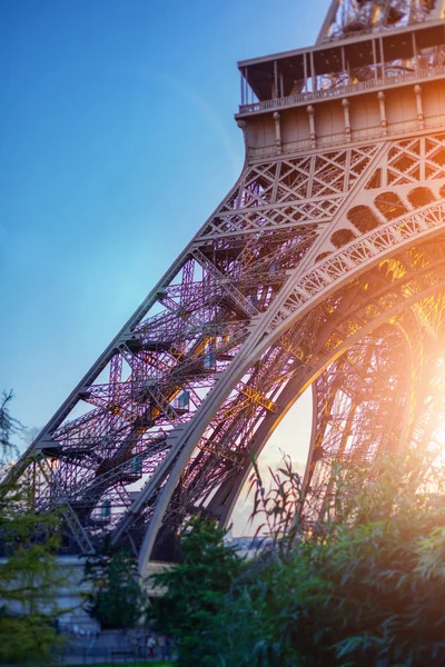 렌즈 플레어 에펠 탑. — 스톡 사진