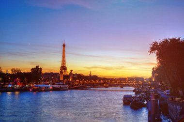 Eyfel Kulesi ve Seine Nehri geceleri