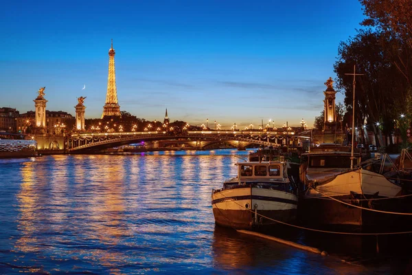 Torre Eiffel e fiume Senna di notte — Foto Stock