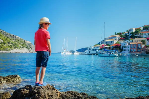 Çocuk Assos Yunanistan ada Kefalonia üzerinde. — Stok fotoğraf