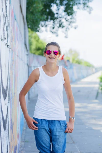 Boş beyaz t-shirt, kaba sokak duvara poz kot giyen kız — Stok fotoğraf