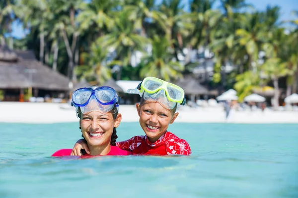 Crianças felizes brincando no mar. Crianças se divertindo ao ar livre. Verão férias e conceito de estilo de vida saudável — Fotografia de Stock