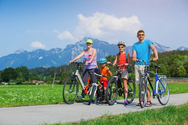 Famiglia di quattro ciclisti — Foto Stock