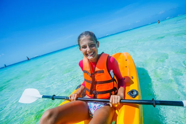 Bella ragazza con pagaia in kayak — Foto Stock