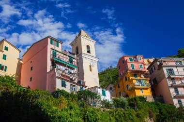 Riomaggiore güneşli bir günde ana cadde boyunca renkli evleri görünümünü.