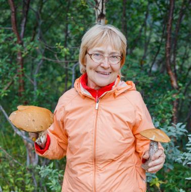 Etkin yaşlı kadın - mantar seçici, nefes kokusu, beyaz mantar buldum.
