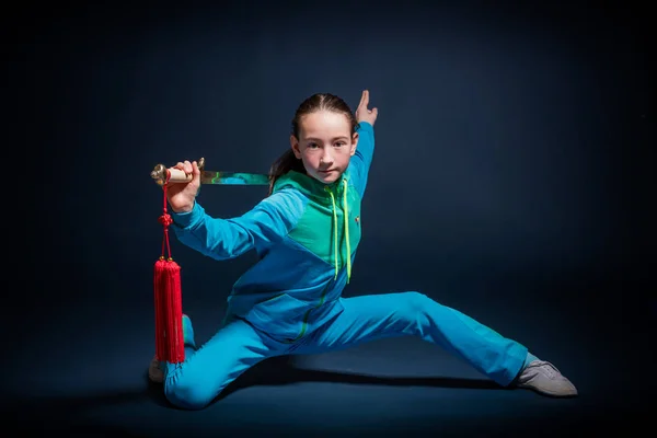 Ragazza in un blu indossare fidanzato wushu — Foto Stock