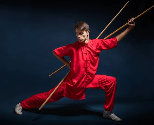 Junge im roten Kimono engagiert wushu — Stockfoto