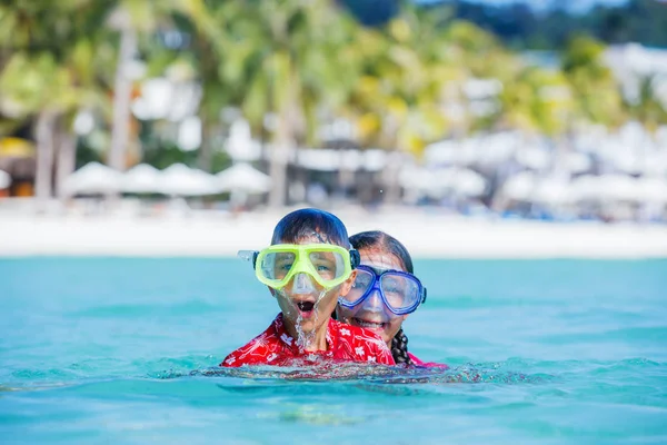 Glada barn som leker i havet. Barn som har kul utomhus. Sommar semester och hälsosam livsstil koncept — Stockfoto