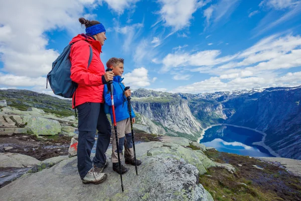 Sevimli çocuk ve annesi ile ekipman dağlarda hiking