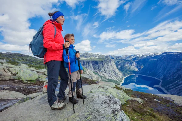 Rapaz bonito e sua mãe com equipamento de caminhadas nas montanhas — Fotografia de Stock