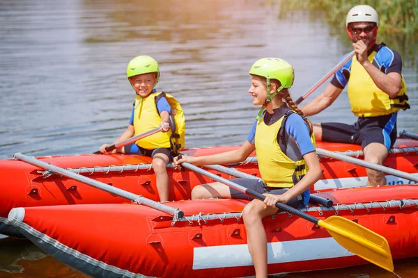 Famiglia felice di tre persone sul catamarano — Foto Stock