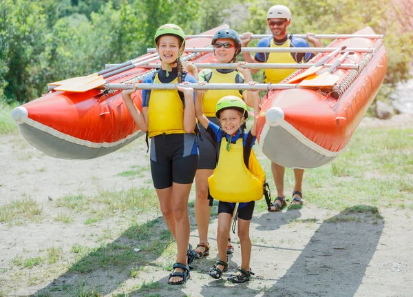 Felice famiglia di quattro persone sul catamarano — Foto Stock