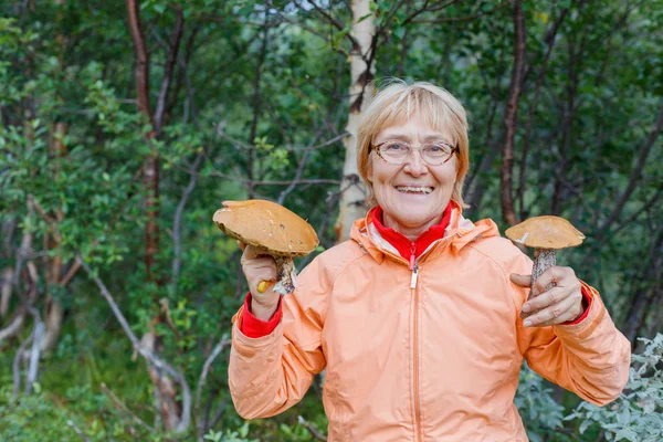 Active older woman - mushroom picker, inhale the smell of white mushrooms found it. — Stock Photo, Image