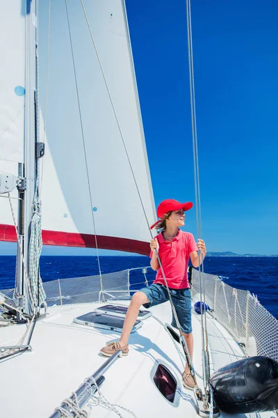 夏天游船时，小男孩在游艇上。旅行历险，与孩子们一起乘游艇去度假. — 图库照片