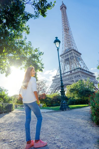 Όμορφο κορίτσι στο Παρίσι με τον Πύργο του Άιφελ — Φωτογραφία Αρχείου