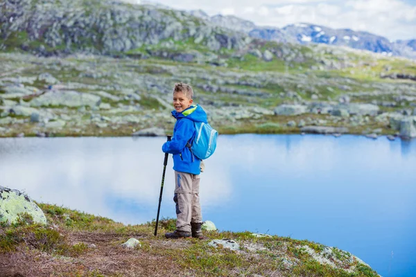 Ekipman dağlarda hiking ile sevimli çocuk
