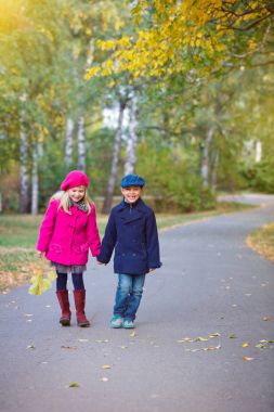 Sonbahar günü sıcak güneşli güzel sonbahar Park'ta yürüyordunuz çocuk.