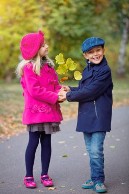 Sonbahar günü sıcak güneşli güzel sonbahar Park'ta yürüyordunuz çocuk.