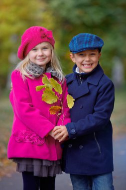 Sonbahar günü sıcak güneşli güzel sonbahar Park'ta yürüyordunuz çocuk.