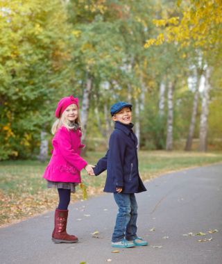 Sonbahar günü sıcak güneşli güzel sonbahar Park'ta yürüyordunuz çocuk.