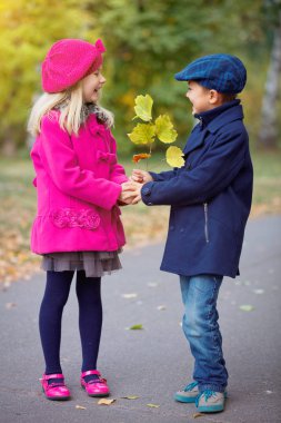 Sonbahar günü sıcak güneşli güzel sonbahar Park'ta yürüyordunuz çocuk.