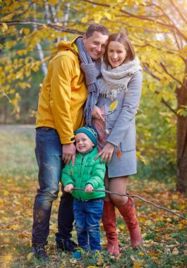 sonbahar parkta oynarken mutlu bir aile
