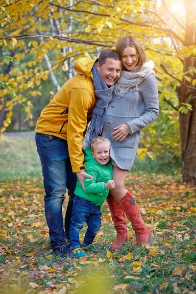 Boldog család játék: őszi parkban — Stock Fotó