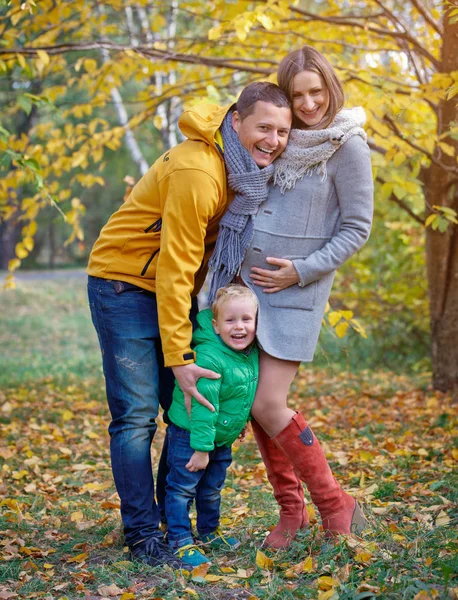 Gelukkige familie spelen in herfst park — Stockfoto