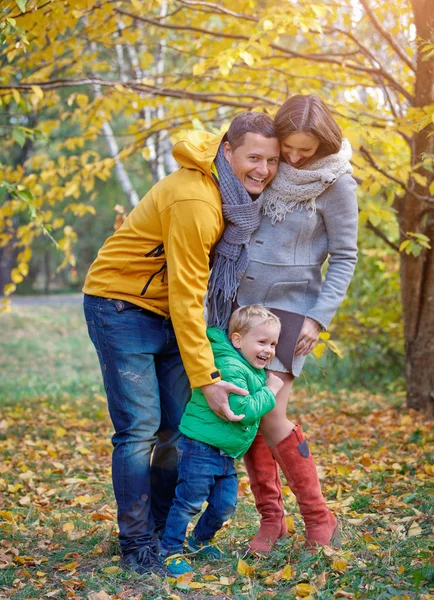 가 공원에서 행복 한 가족 — 스톡 사진