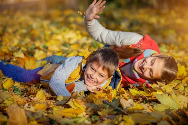 Glückliches Geschwisterpaar beim Spielen im Park. — Stockfoto