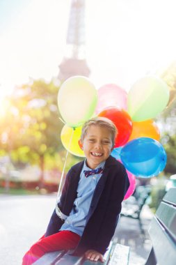 Renkli balonlar Paris'te Eyfel Kulesinin yakınında avuç çocukla.