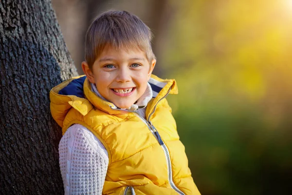 Menino feliz no parque de outono — Fotografia de Stock