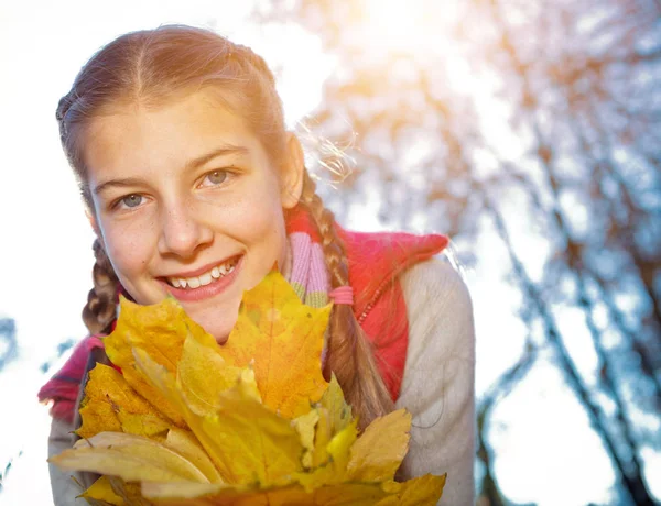 Όμορφη νεαρή κοπέλα - πολύχρωμο πορτραίτο του φθινοπώρου — Φωτογραφία Αρχείου