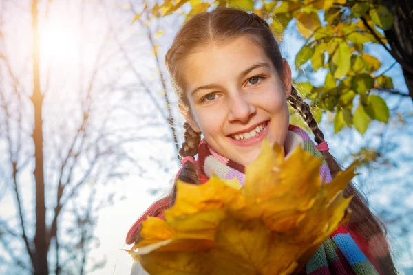 Mooi jong meisje - kleurrijke herfst portret — Stockfoto