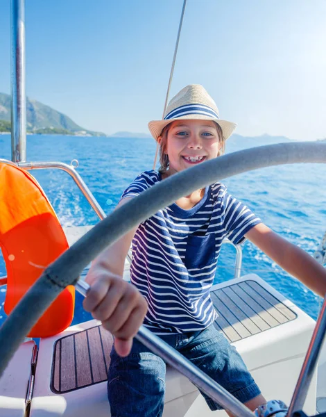 Niño a bordo de un yate de vela en un crucero de verano. Aventura de viaje, yates con niños en vacaciones en familia. — Foto de Stock