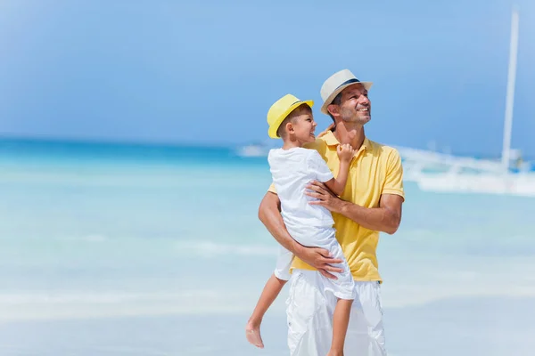 父亲与儿子在海滩 — 图库照片