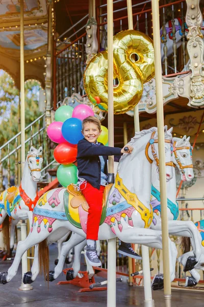 Ragazzo con mazzo di palloncini colorati sulla giostra di Parigi . — Foto Stock